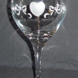 etched wine glass with heart and ribbons design